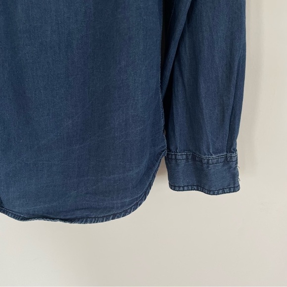 Torrid Taylor Medium Wash Denim Button-Down Shirt in 00 (Medium/Large Size 10) - Picture 10 of 16